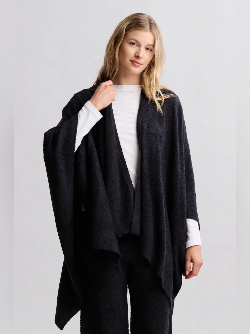 Barefoot Dreams Bamboo Chic Lite Weekend Wrap in Black - One Size